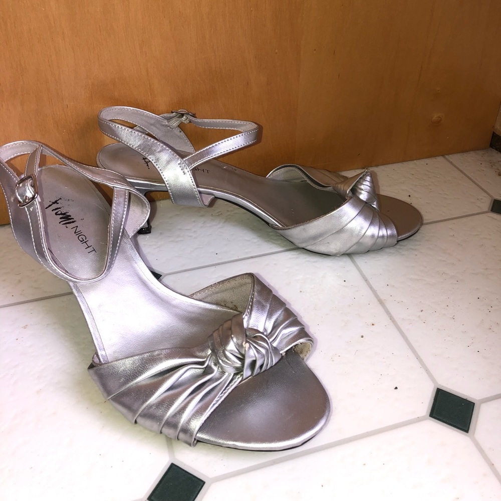 Silver Heels - Picture 4 of 8